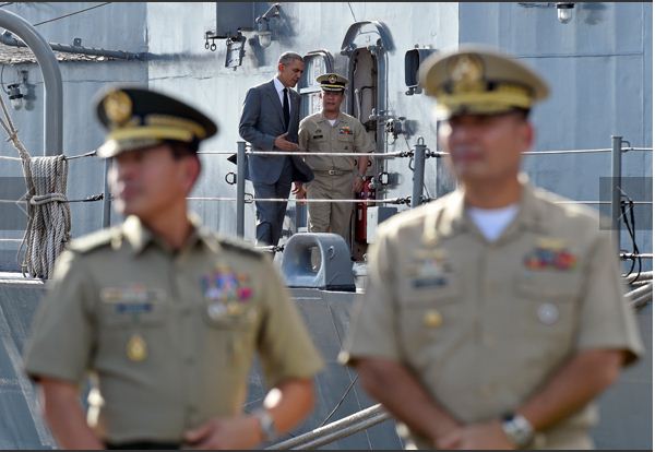 Ông Obama thăm soái hạm Philippines, ngầm thách thức Trung Quốc ảnh 3